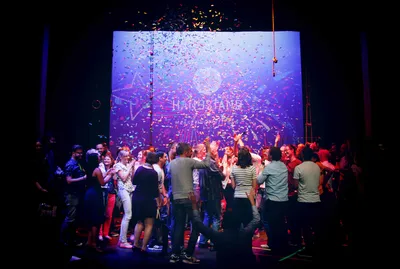 Handstand-verhuring-publiek-op-podium fotoVanz-